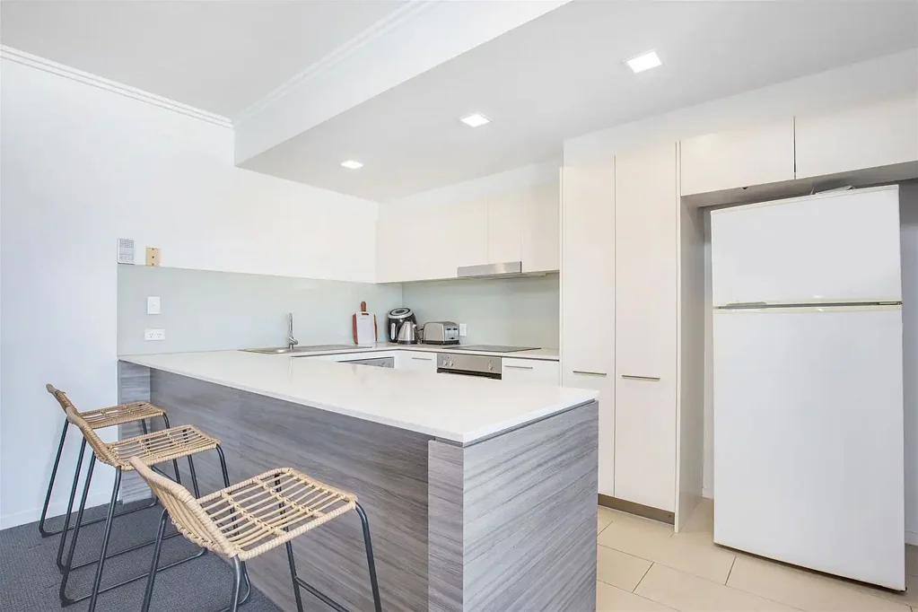 Two bedrooms apartment with two bathrooms with two car spaces in Varsity Lakes