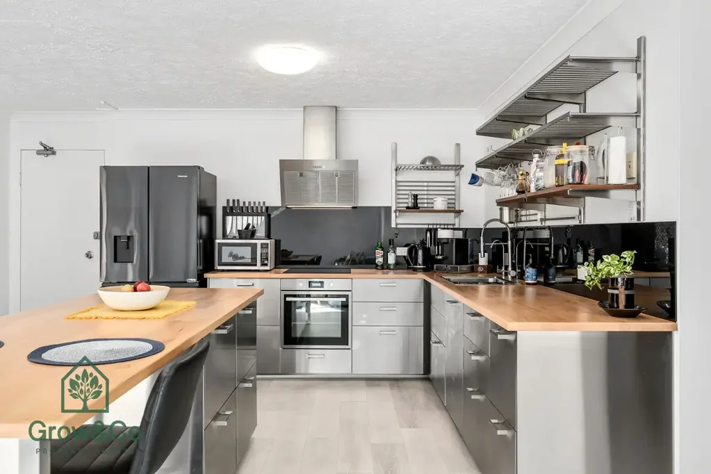 Southport 2غرفة نوم Immaculate Vacant Possession Home Featuring a Stunning Chef's Kitchen!
