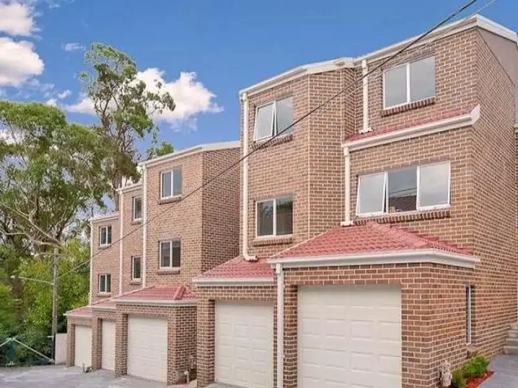 Two-bedroom Townhouse, 5-minute Walk to Epping Station