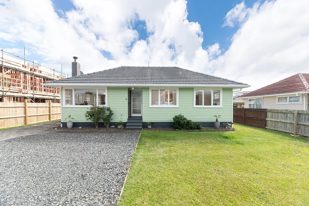 Te Atatu Peninsula 3 Bedroom She Couldn't be More Original!