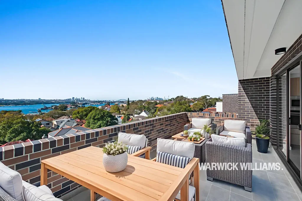 A MAJESTIC FLOW OF LIGHT SPACE AND LUXURY