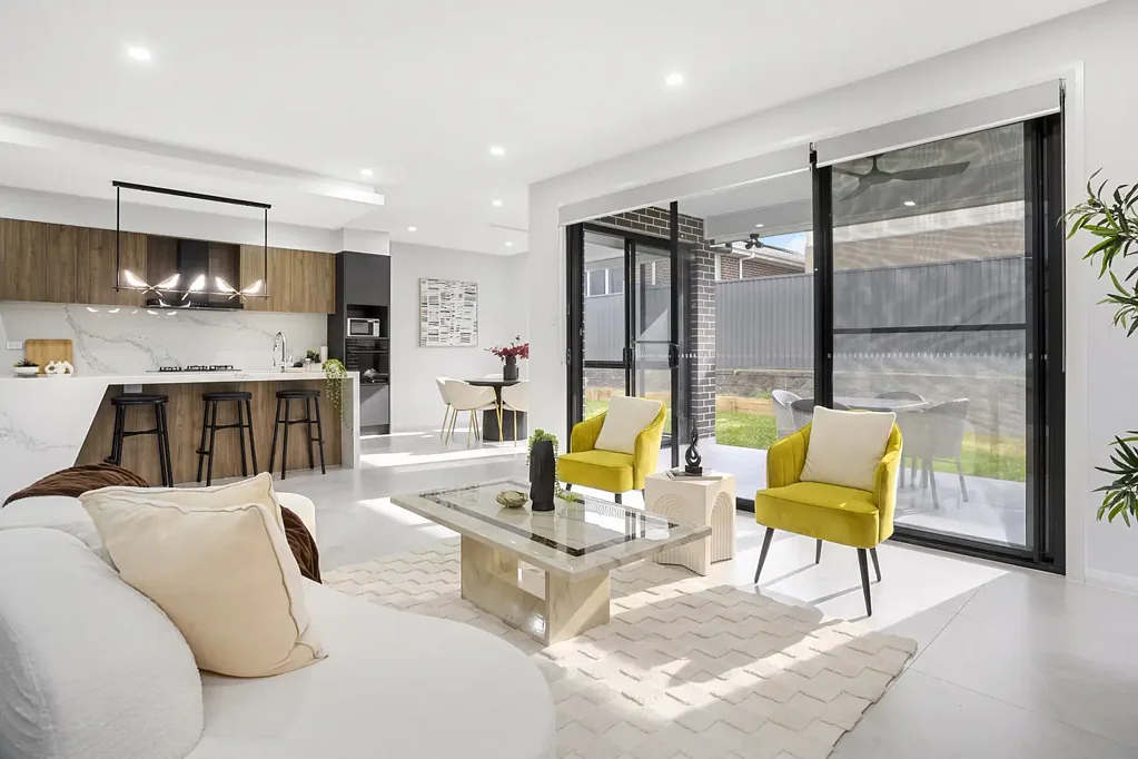 Riverstone 4 Slaapkamer Near New, 33.1 sq North-East Facing Ultramodern Custom-Built Family Home in Prestigious Riverstone Pocket!