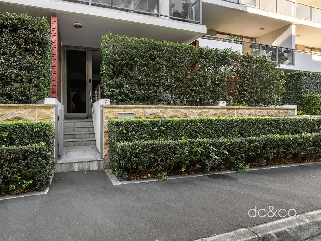 Rhodes 2部屋 Massive north facing 167sqm on title, street level apartment with private entry