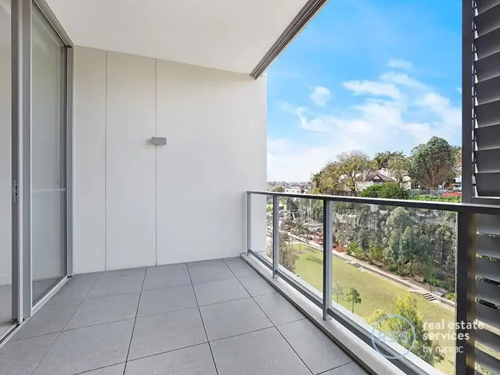 Idyllic & Oversized Park-Facing 2 Bedroom Apartment in Harold Park