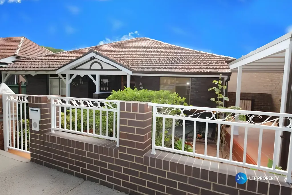 Family sized house with big, bright rear garden