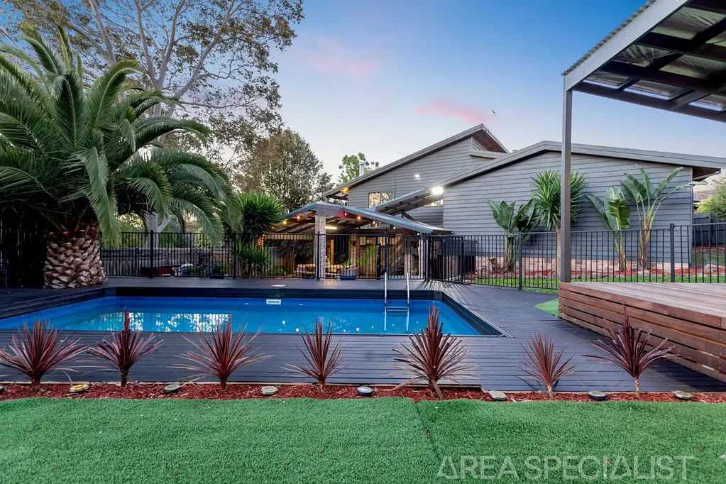 Langwarrin 5 Slaapkamer The Brief: Ultimate Family Entertainer with Poolside Oasis