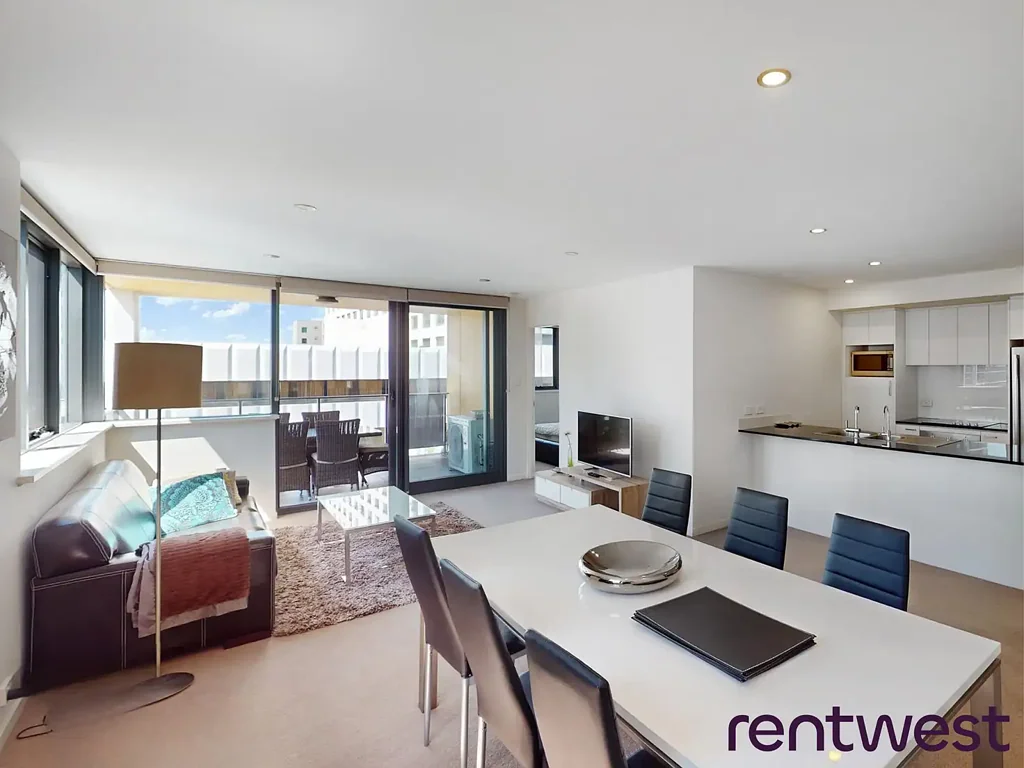 STRIKE GOLD IN THIS 3 BED AU APARTMENT