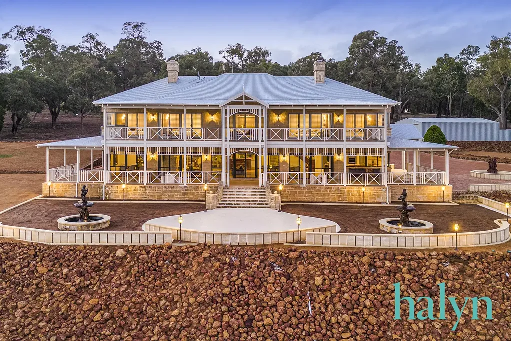 Wundowie 5chambre This Stunning Residence is open by private appointment.