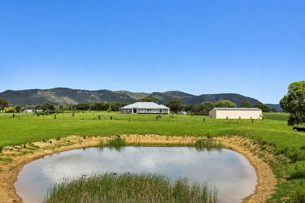 Rylstone 4غرفة نوم REFINED FARMHOUSE LIVING WITH STUNNING RURAL VIEWS