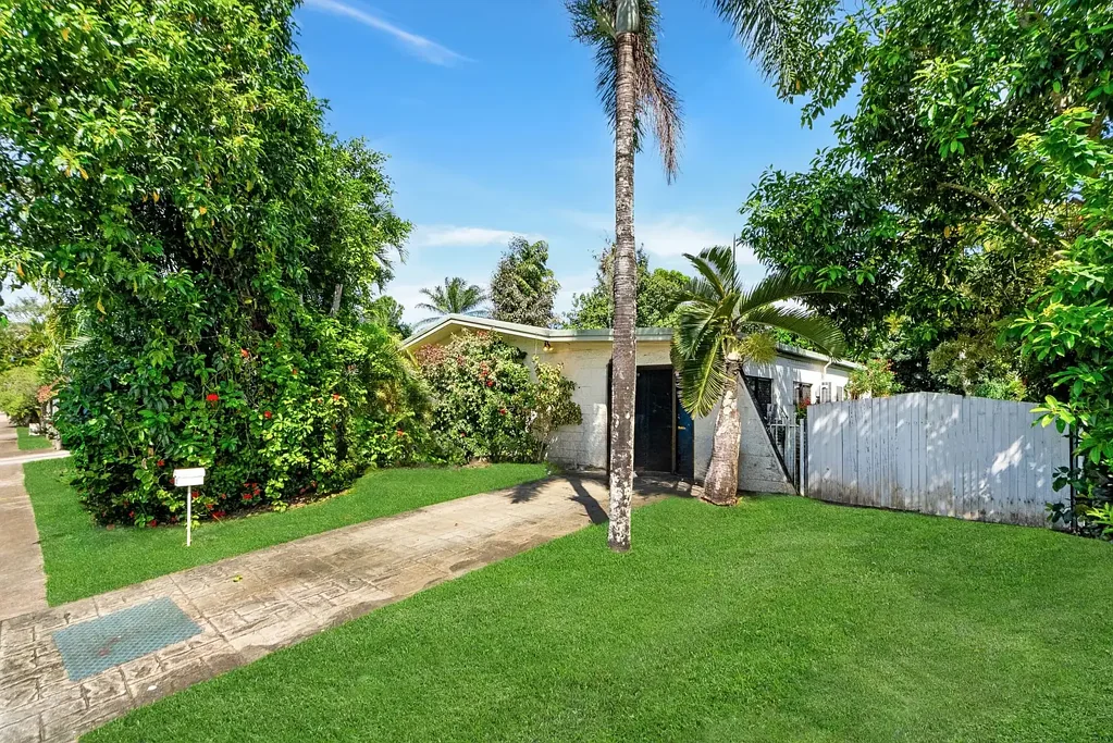 Bentley Park 3 Bedroom BLOCK SHED WITH VEHICLE ACCESS