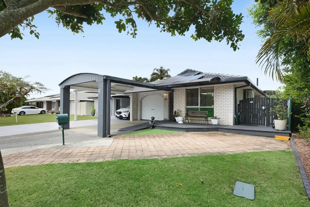 2/5 Crimson Court, Miami, QLD 4220