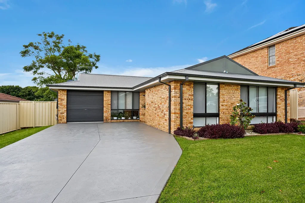 Albion Park 3房  Modern Family Living with Poolside Entertaining