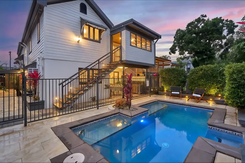 Cairns North 4Habitaciones Bold. Beautiful. Unforgettable. A Character Queenslander Like No Other.
