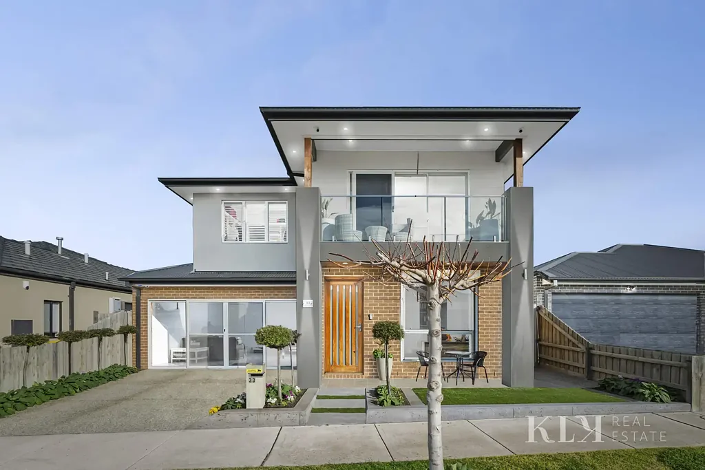 Mickleham 5房 五卧杰作 高天花板 Caesarstone台面 时尚浴室 全屋冷暖 双车库 安全系统 优质学区 公园环绕 Luxury, Lifestyle & Impeccable Design