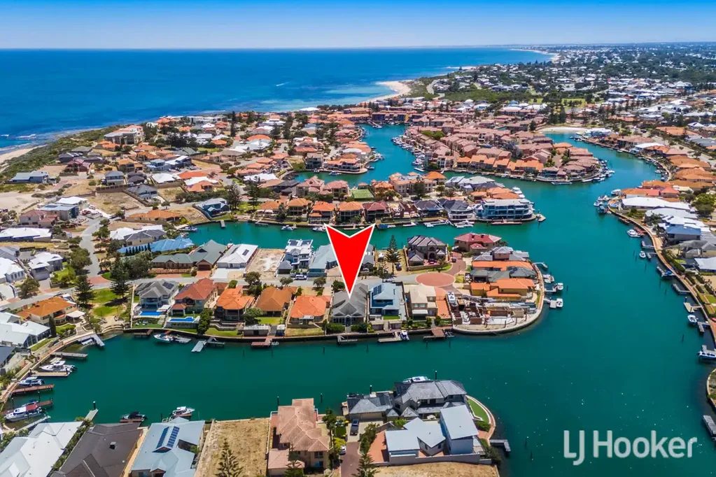 Wannanup 4部屋 705m2 Prime Canal Position � Renovate & Reap the Rewards