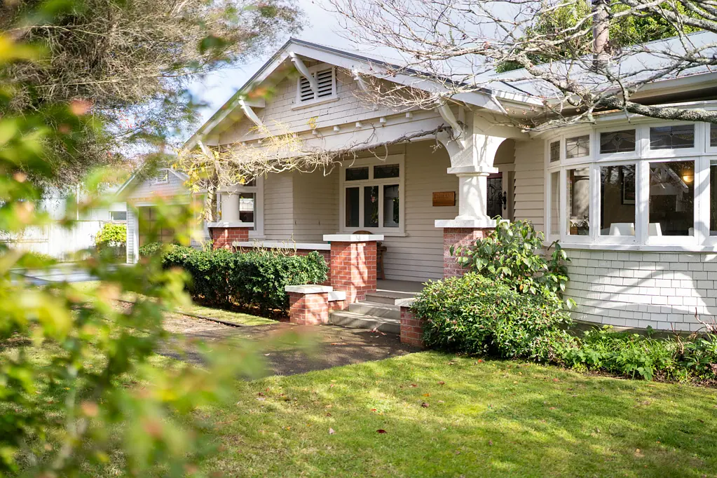 Cambridge 3房  Timeless 1930s Bungalow on Dual Parcel Section