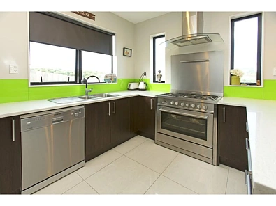 Spacious 4-Bedroom Family Home in Gulf Harbour