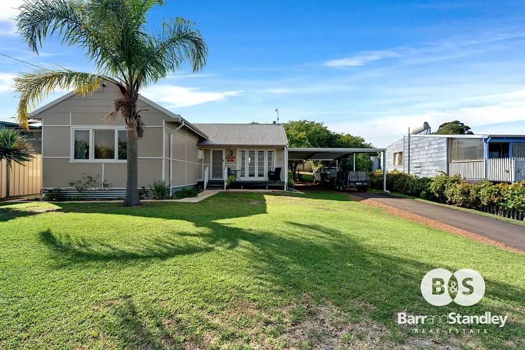 Donnybrook 3Moenga HOME FULL OF CHARACTER WITH A MILLION DOLLAR VIEW!