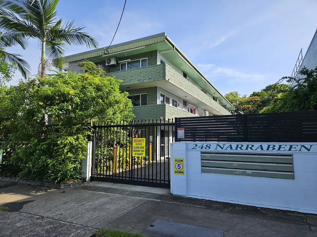 Top Floor Living, Moments from the Esplanade