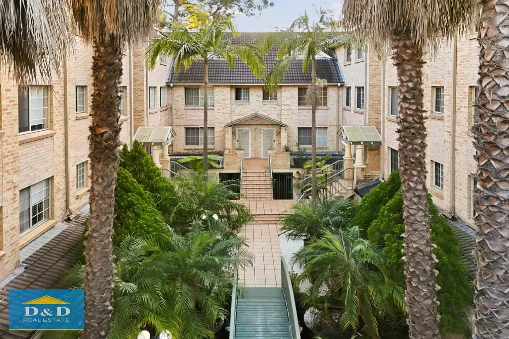 North Parramatta 3 Slaapkamer Beautiful 3 Bedroom unit. 2 Bathrooms. Large Balcony. Lock Up Garage. Quiet Family Neighbourhood.