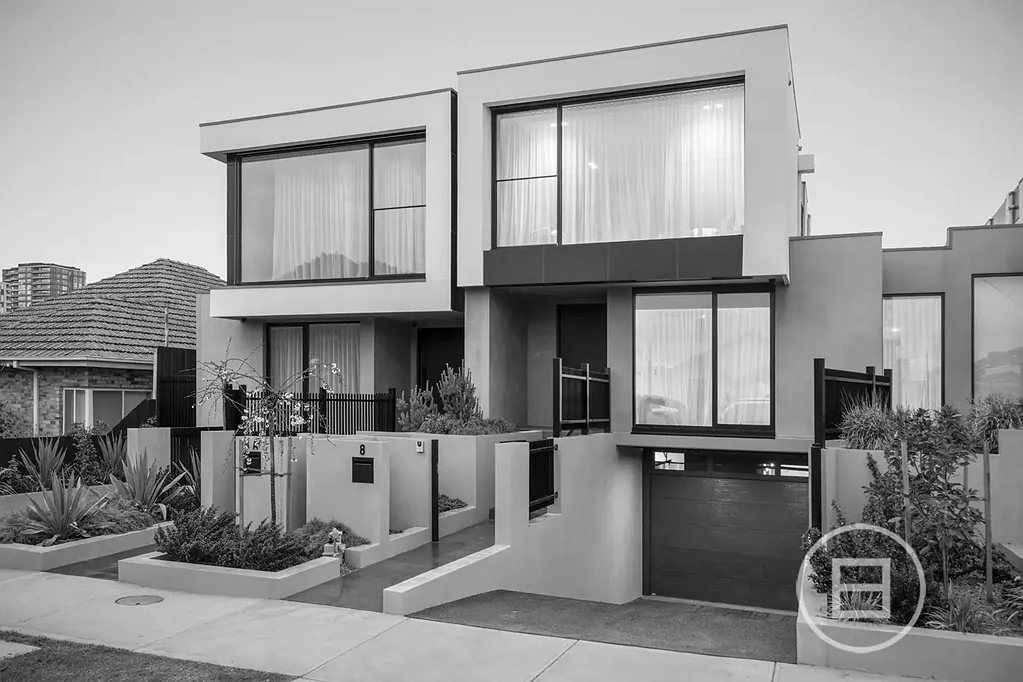Moonee Ponds 4房 Moonee Valley黄金地段 三层豪华建筑 大理石厨房 V-ZUG电器 三米三高顶 室内外泳池 优质学区 步行交通 休闲步道 私人电梯 Auction Saturday 25th October at 10:30am