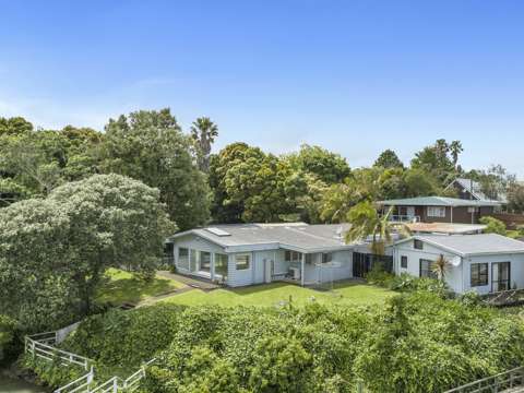 Pakuranga 3部屋 Waterfront Bargain / Two Moorings on 1118sqm