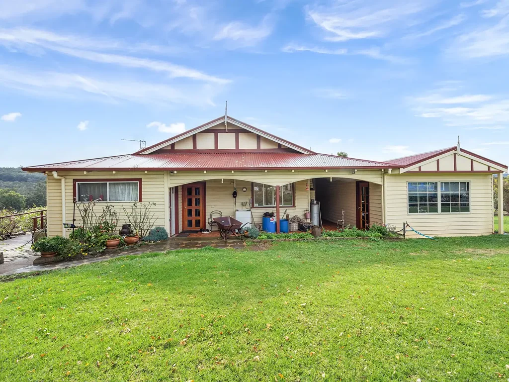 Kangaroo Gully 4 Bedroom Charming Homestead on Large Acreage!