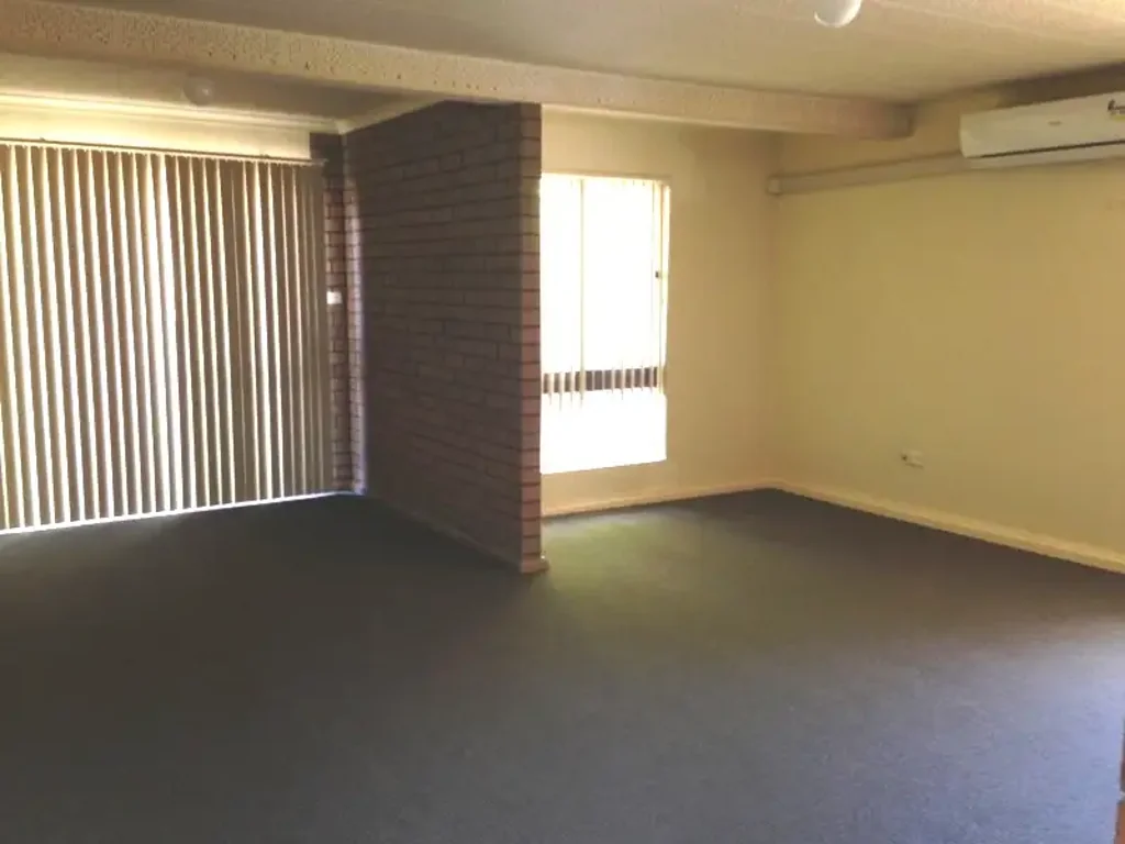 SPACIOUS 2 BEDROOM UNIT A BLOCK FROM THE CBD!