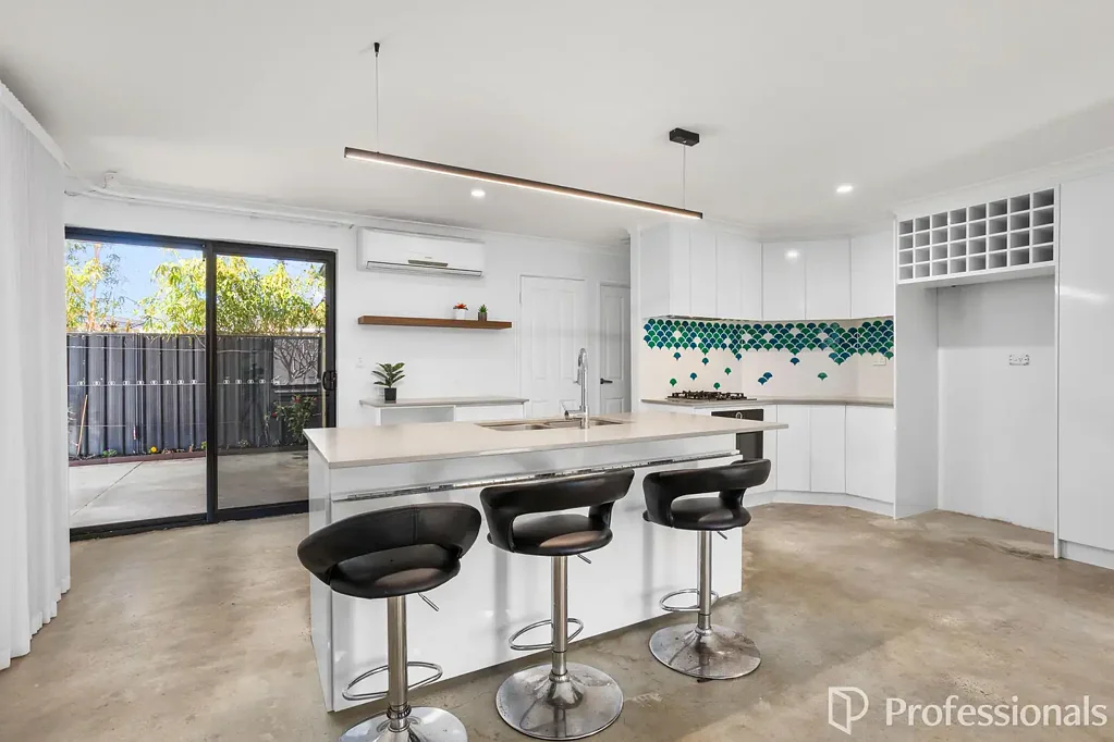 2/13 Rimmington Court, South Lake, WA 6164