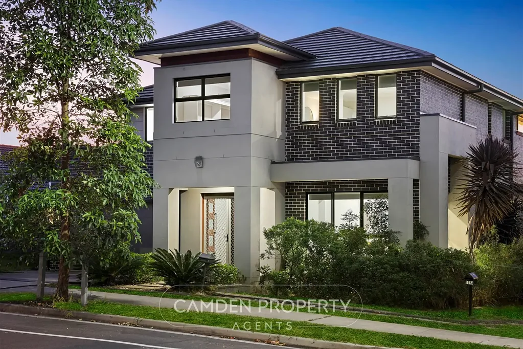 Oran Park 6 Bedroom Grand House with Granny Flat!