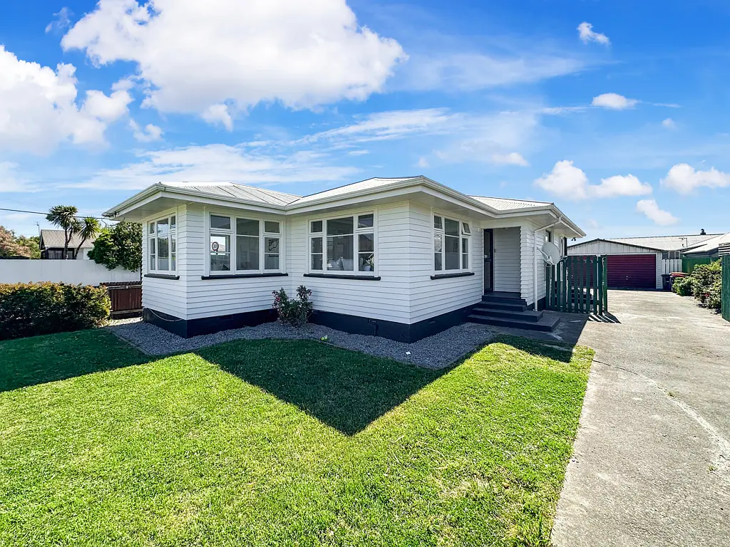 Woolston 3房  Value, Space & Style — This One Has It All!
