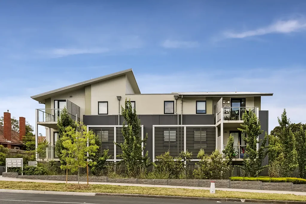 3 bedroom apartment with convenience and location