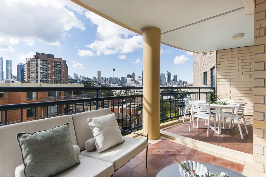 Pyrmont 3房 高处东向朝向 壮观海港大桥景 维护良厨房 三卧带浴缸 地下车位 健身泳池 安保礼宾 Level 14,east-facing with Harbour Bridge and city skyline views