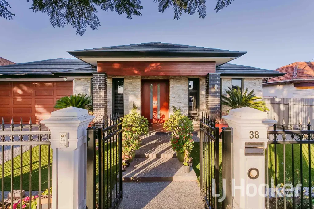 Croydon Park 4Phòng ngủ Modern Elegance with Space for the Whole Family