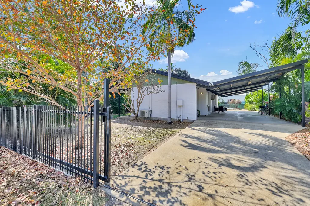 Karama 3房  Territory Living at Its Best - Pool, Privacy & Plenty of Potential!