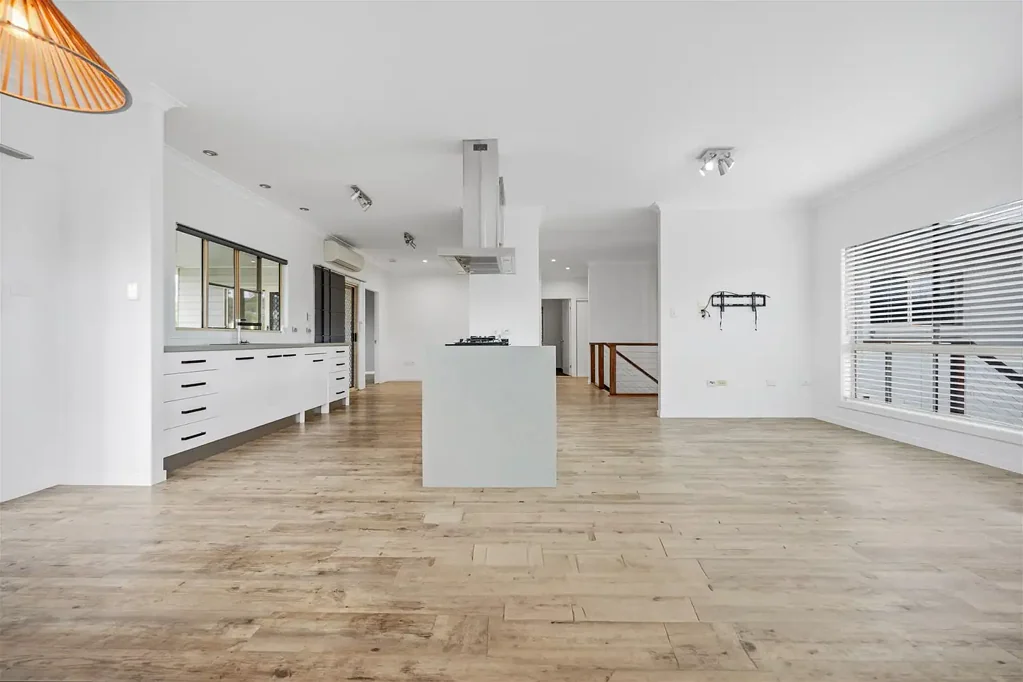 West Gladstone 5Kwarto Executive Family Residence with Expansive Living & Dual Living Potential