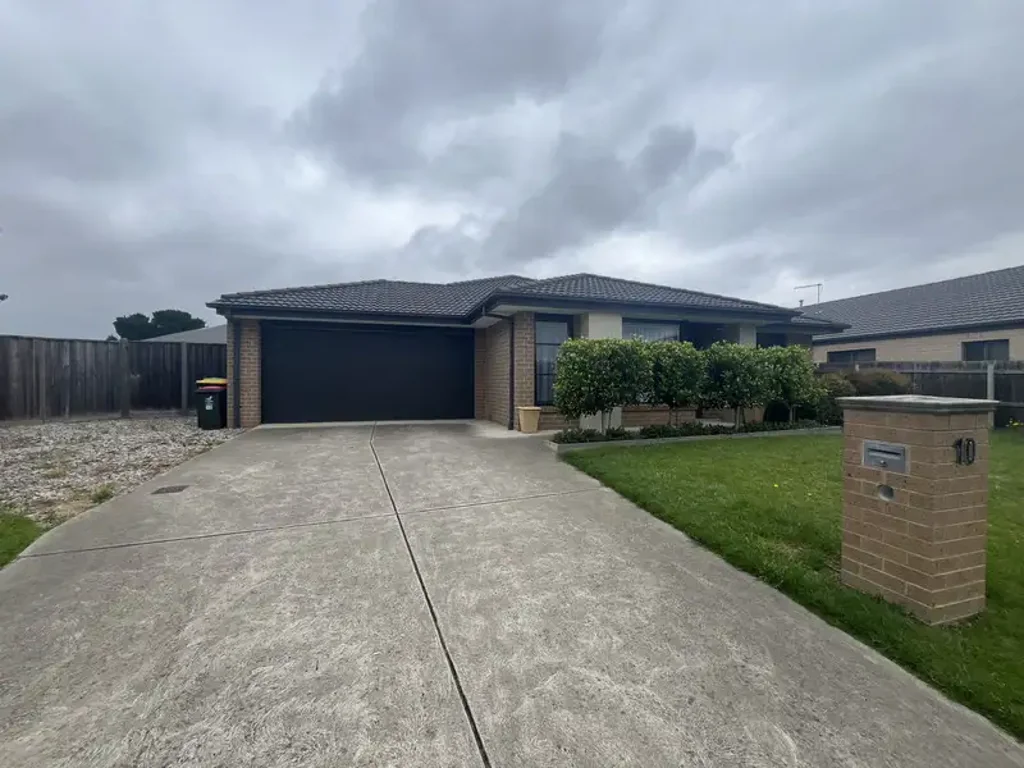 West End Family Favourite - Right Here In Traralgon