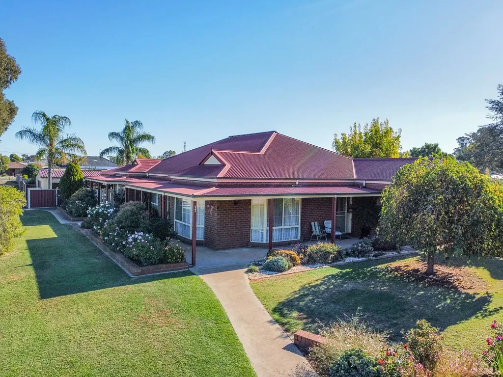 Cohuna 3 Bedroom 3 BEDROOM 2 BATHROOM BRICK HOME
