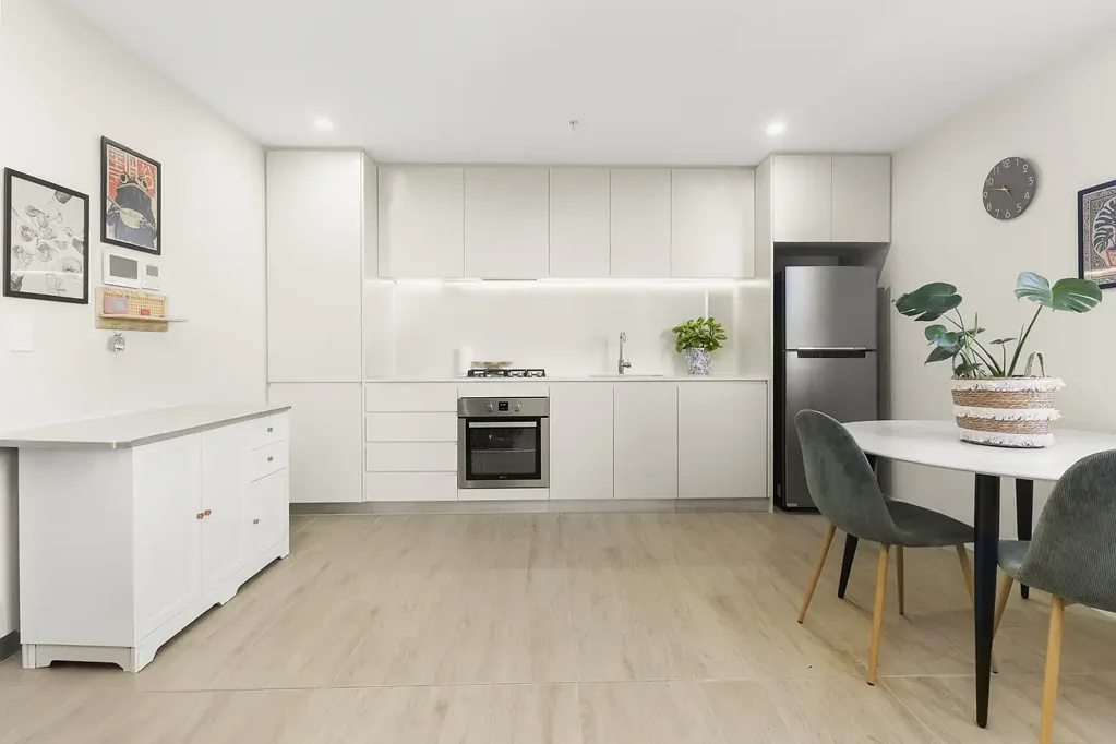 Caringbah 1房 Caringbah绿地公寓 明亮现代设计 无缝室内外流动 主卧宽敞带大窗 独立学习角 时尚厨房朝北阳台 市景水景屋顶平台 Modern One-Bedroom Apartment Living
