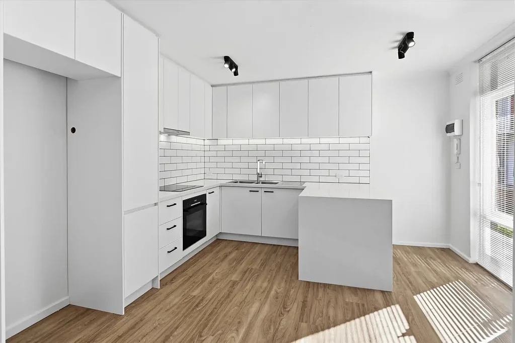 NEWLY RENOVATED TWO BEDROOM APARTMENT IN GREAT LOCATION!