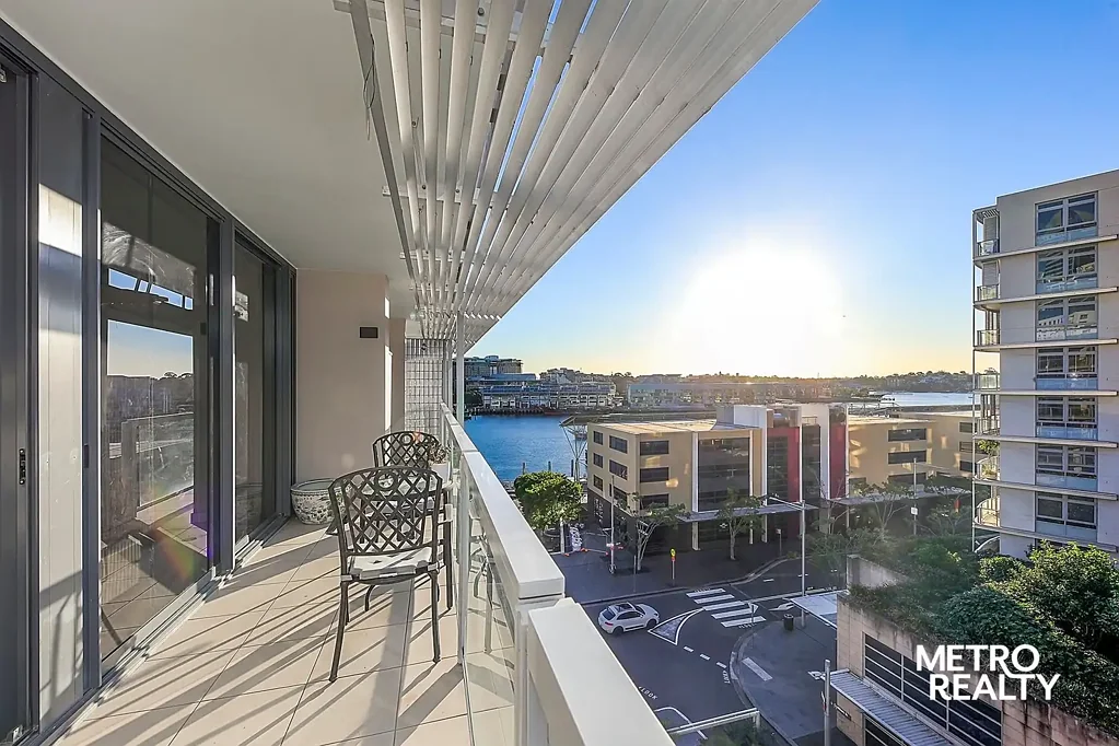 Sydney 2房 滨水核心餐饮娱乐  开放式起居阳台  现代厨房优质电器  主卧落地窗宁静  安全停车安保入口  交通便利步道近 Harbourside Living at King Street Wharf