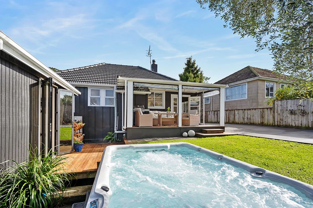 Whau Valley 4Kwarto First home buyer gold with sleepout and spa!