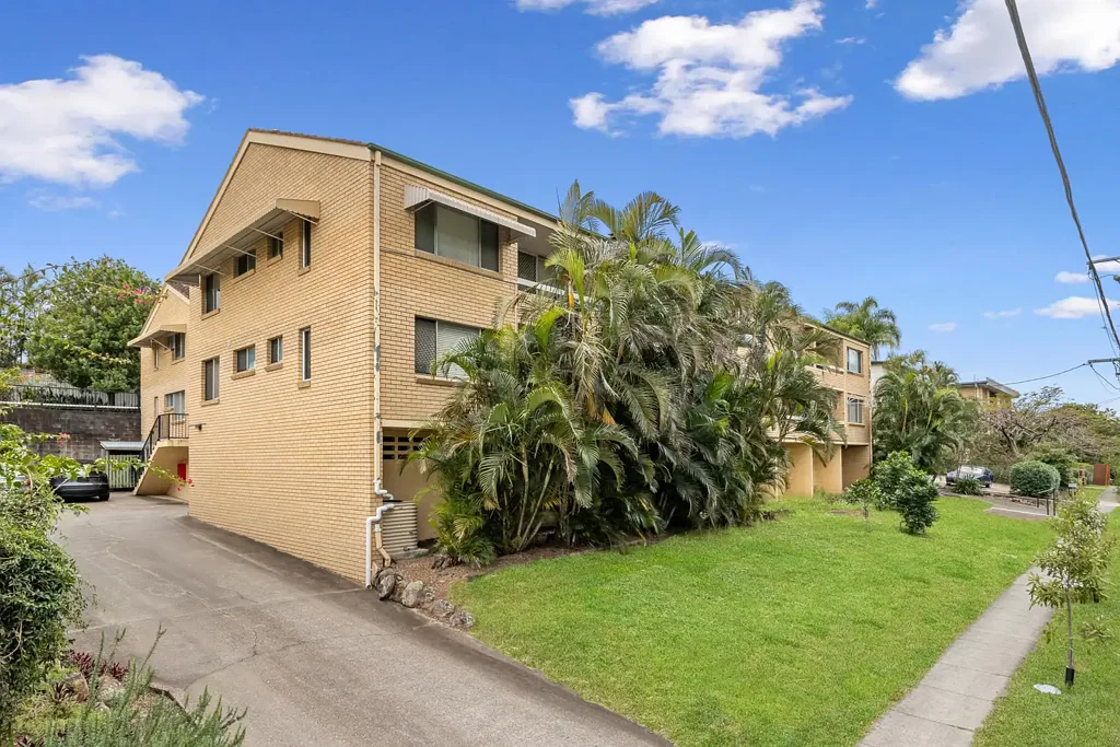 Toowong 3房 高地安静位置 朝北单层单元 3卧2卫 宽敞厨房 石材台面 木地板 阳台 2个独立车库 步行Toowong Village 火车站 学校招生范围内 Opportunity to purchase 3 bedroom unit in quiet, convenient location