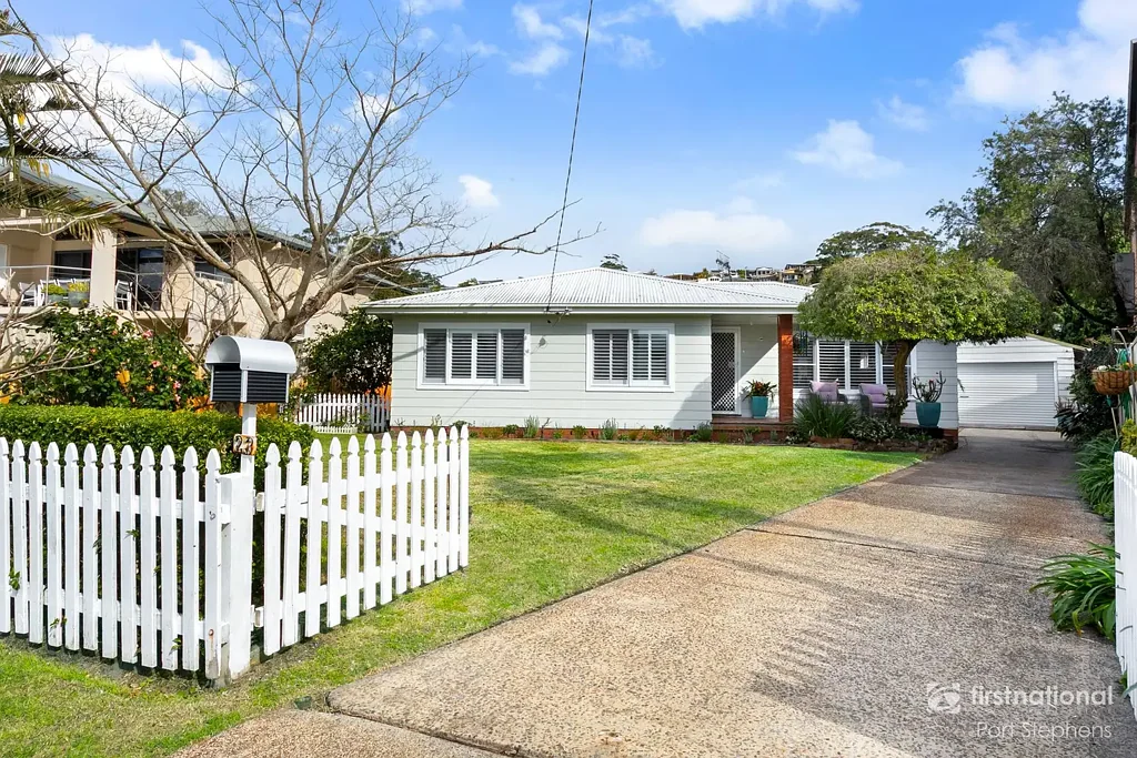 Corlette 3 Bedroom Idyllic Cottage Escape on 667m² Across the Road to the Sparkling Waters of Port Stephens