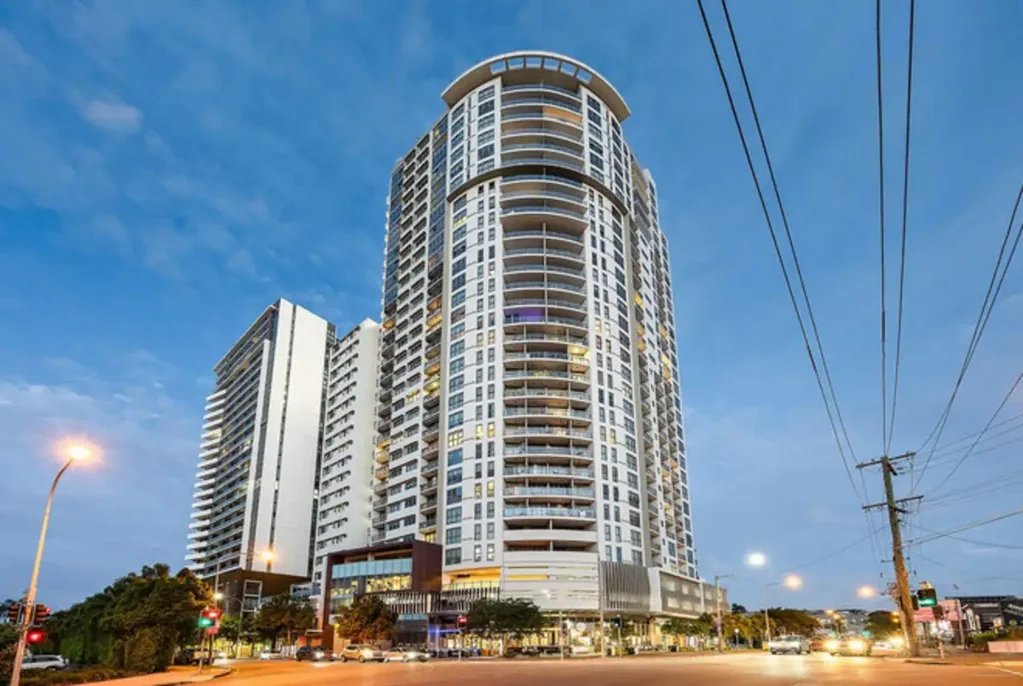 Bowen Hills 1房 内城区壮丽景观 私人阳台清风 开放式设计 现代厨房 自然光书房 度假村设施 交通便利 Spacious One-Bedroom Apartment with Separate Study in the Heart of Bowen Hills