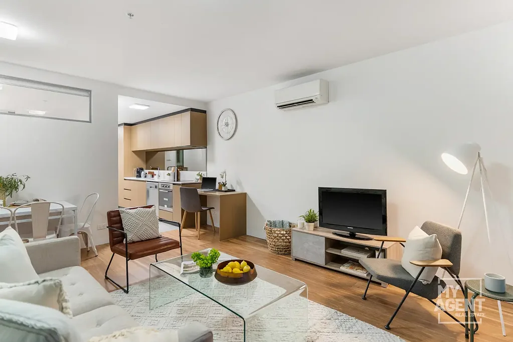Prahran 1 Slaapkamer **WATCH THE VIDEO TOUR HOSTED BY MATTHEW GILBEE 0402 928 466** Sought-after location, exceptional amenities and large balcony