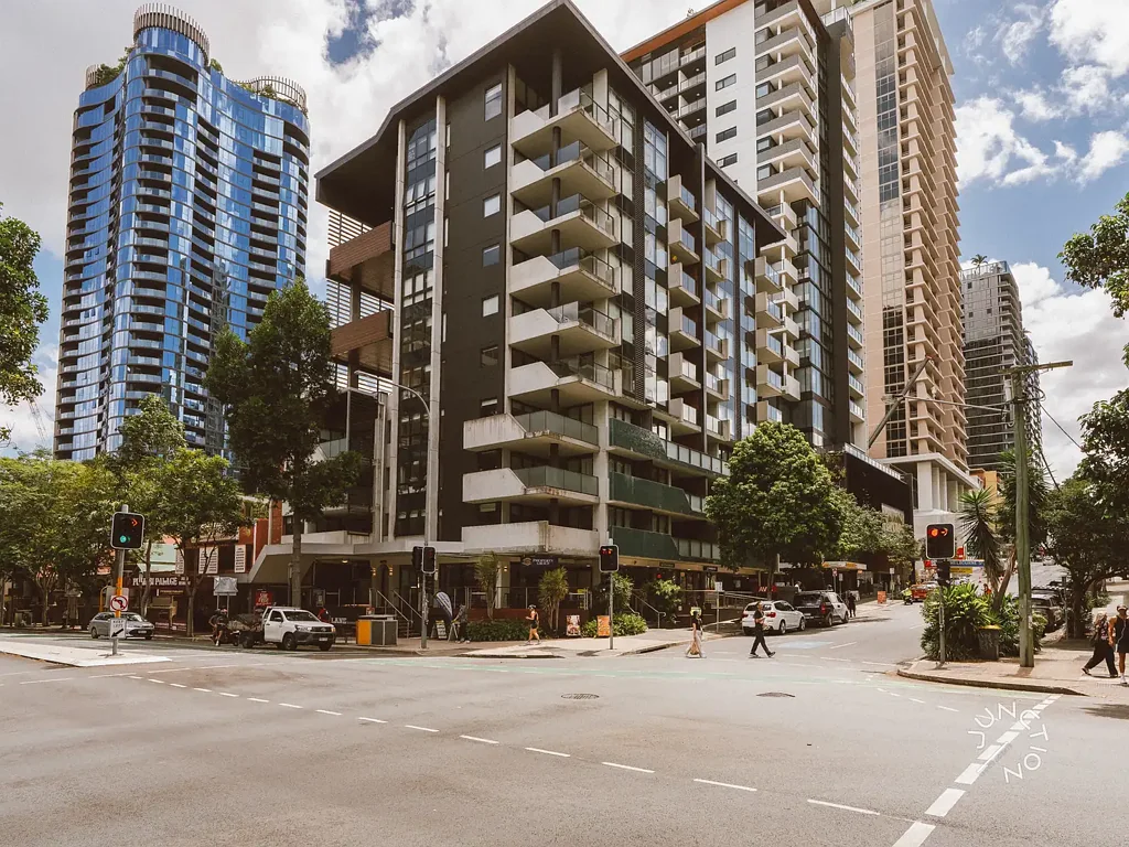 South Brisbane 1Zimmer VACANT - Front Row Seat to Fish Lane - Boutique Complex