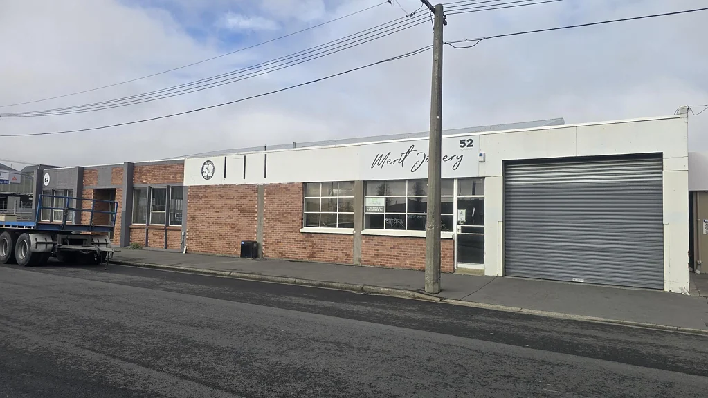 Waltham North Facing Industrial Warehouse/Workshop