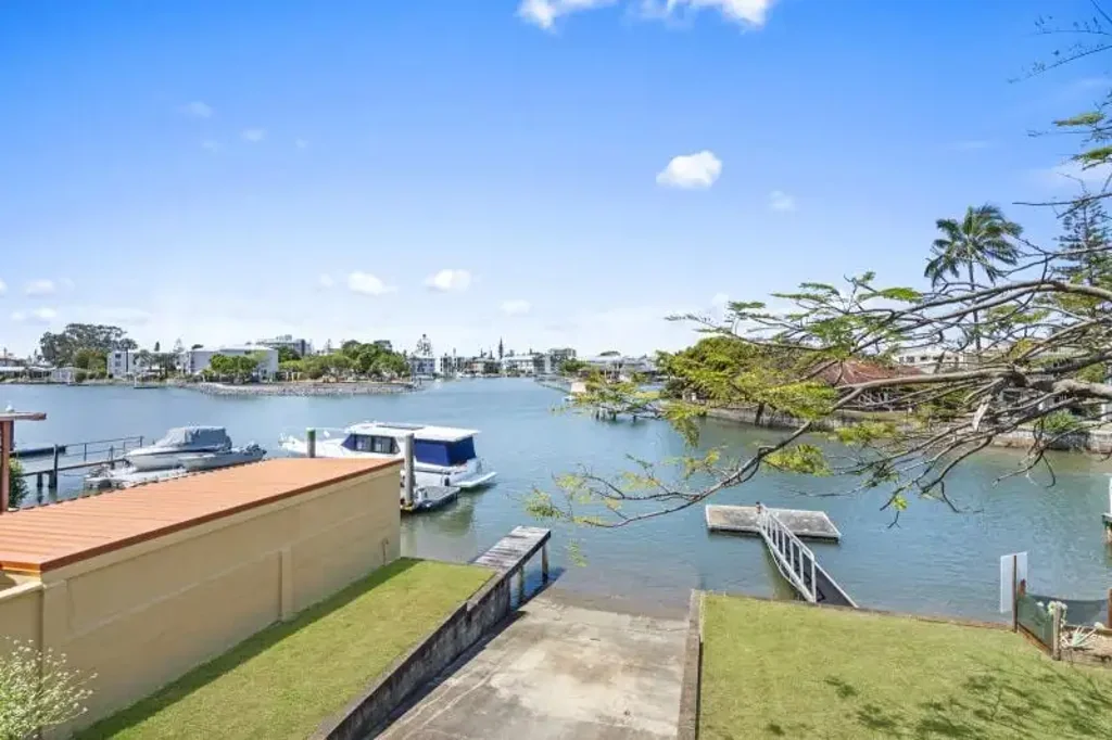 Biggera Waters 4Zimmer LARGE WATERFRONT HOME - READY TO BE UPDATED & TO ENJOY THE GOLD COAST LIFESTYLE