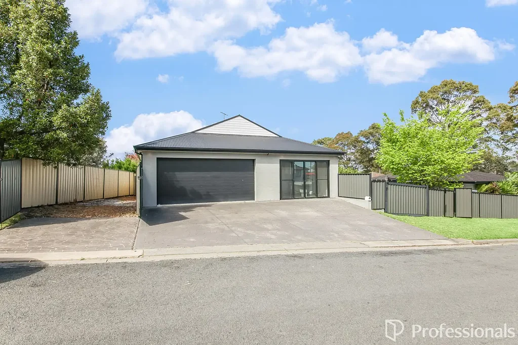 2 Bedroom Flat + Garaging!